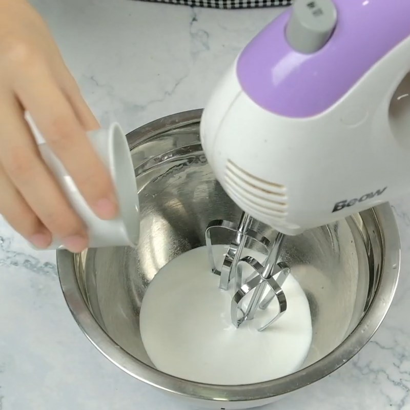 Bước 1 Đánh bông whipping cream Bánh trung thu rau câu nhân tiramisu