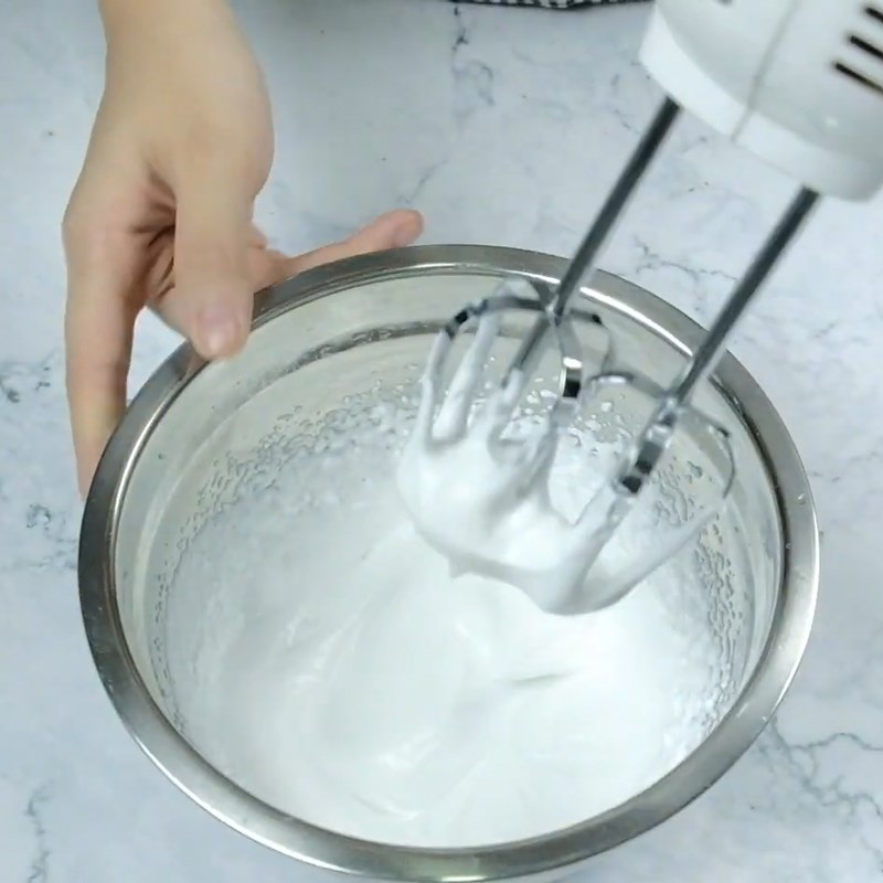 Bước 1 Đánh bông whipping cream Bánh trung thu rau câu nhân tiramisu