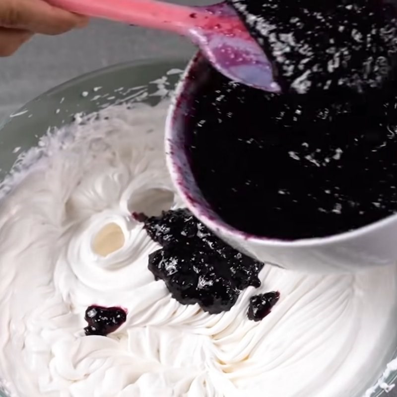 Bước 4 Đánh bông whipping cream và trộn sốt nho Kem nho đen
