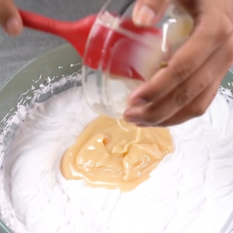 Bước 4 Đánh bông whipping cream và trộn sốt nho Kem nho đen