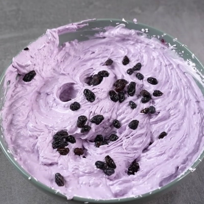 Bước 4 Đánh bông whipping cream và trộn sốt nho Kem nho đen