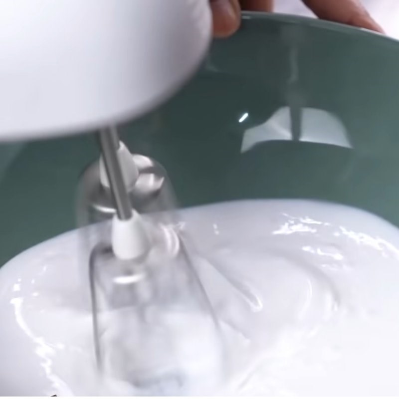 Bước 4 Đánh bông whipping cream và trộn sốt nho Kem nho đen