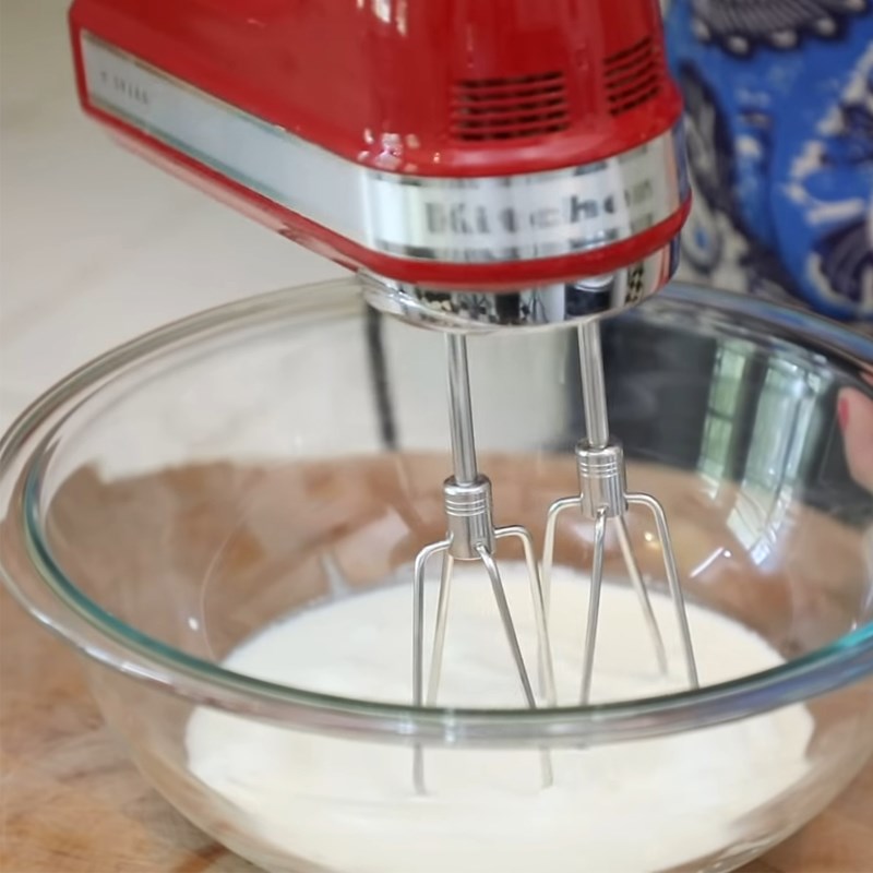Bước 4 Đánh bông whipping cream Kem Ý gelato dâu tây