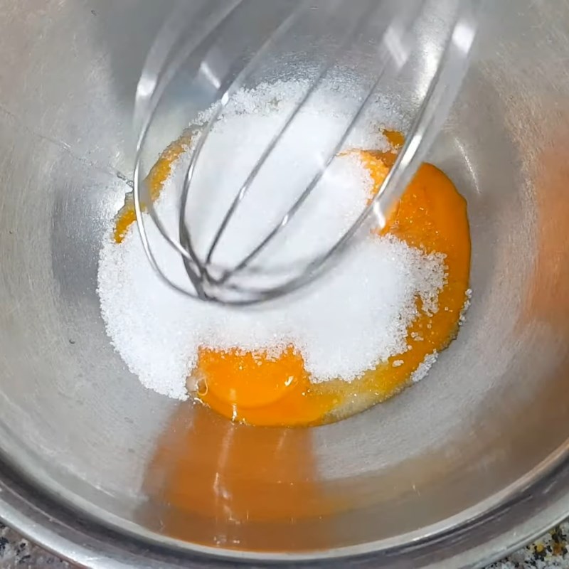 Bước 1 Đánh hỗn hợp trứng đường Kem trái dừa