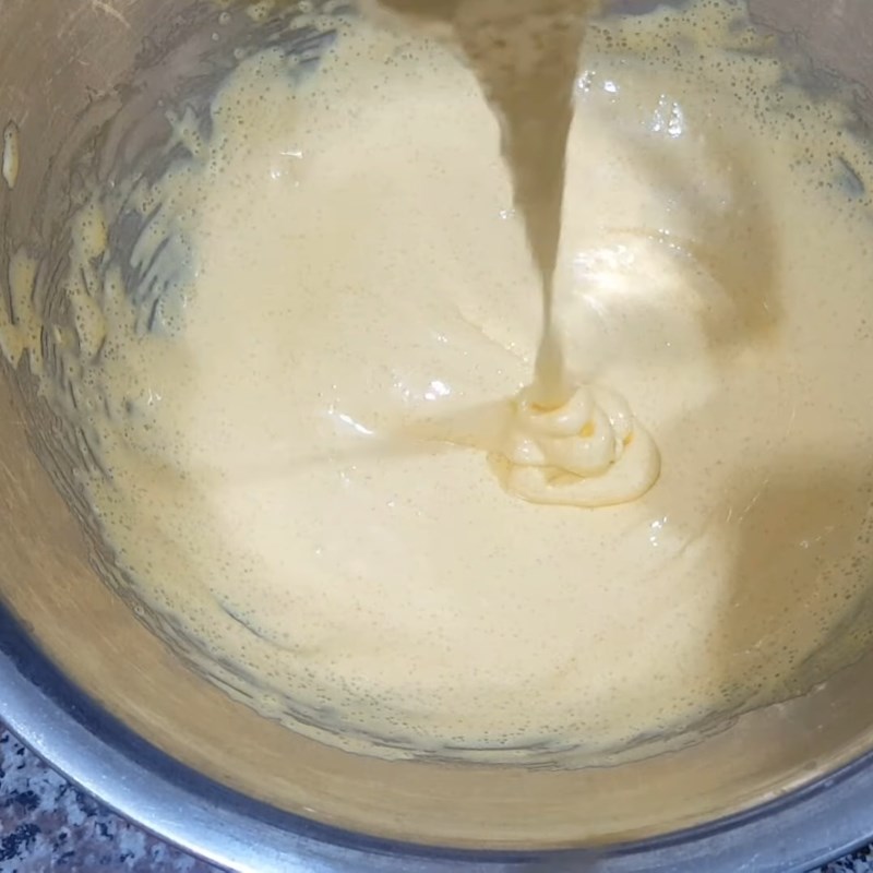 Bước 1 Đánh hỗn hợp trứng đường Kem trái dừa