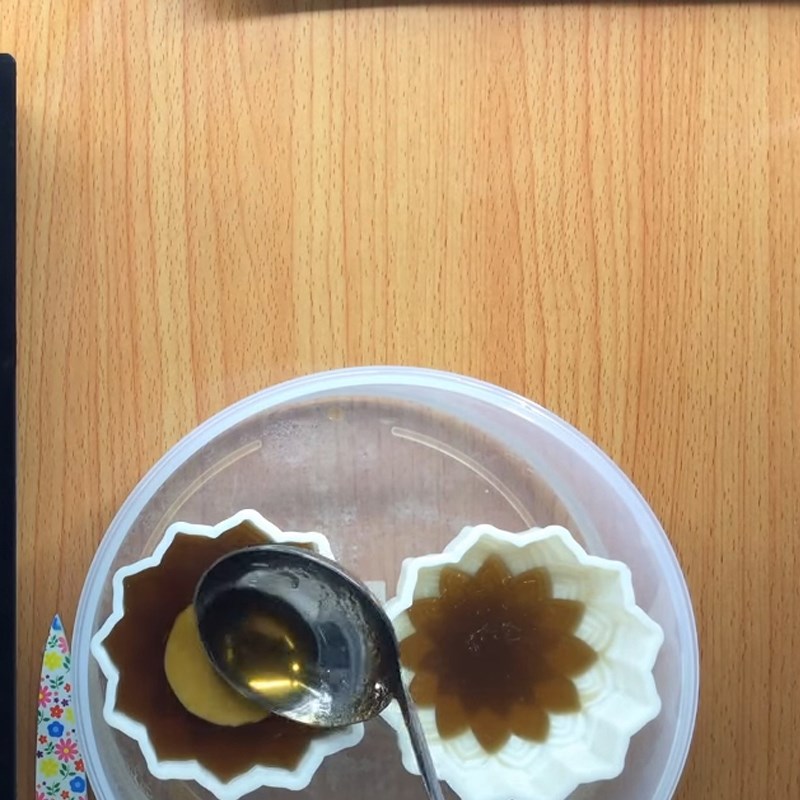Bước 4 Đổ khuôn rau câu lần 2 Bánh Trung Thu rau câu cà phê nhân bánh flan