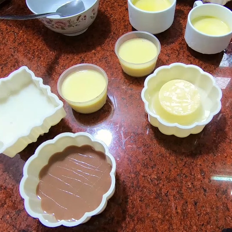 Bước 4 Đổ khuôn rau câu lần 2 Bánh Trung Thu rau câu socola nhân bánh flan