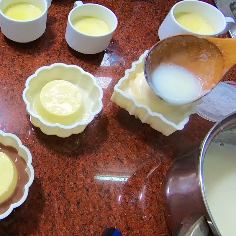 Bước 4 Đổ khuôn rau câu lần 2 Bánh Trung Thu rau câu socola nhân bánh flan