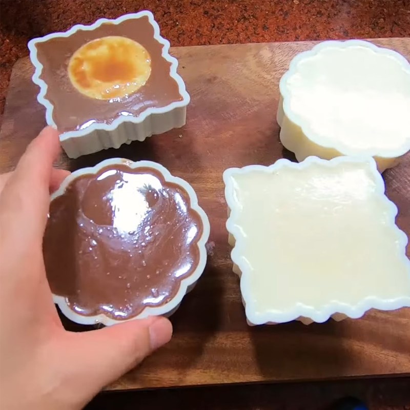 Bước 4 Đổ khuôn rau câu lần 2 Bánh Trung Thu rau câu socola nhân bánh flan