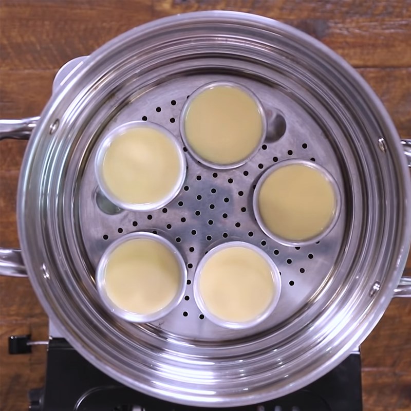 Bước 2 Đổ khuôn và hấp flan Bánh Trung Thu rau câu thanh long đỏ nhân flan