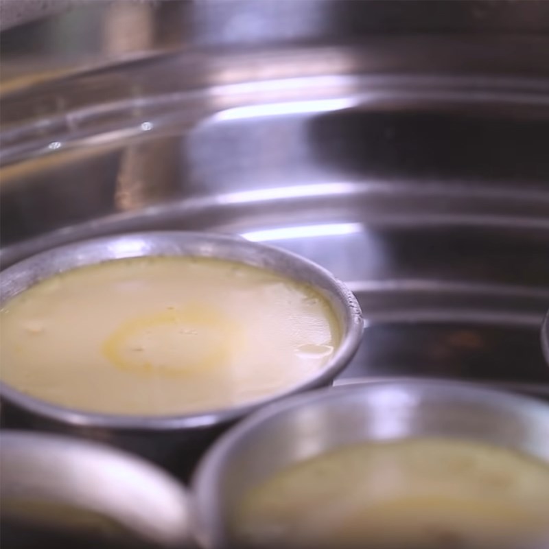 Bước 2 Đổ khuôn và hấp flan Bánh Trung Thu rau câu thanh long đỏ nhân flan