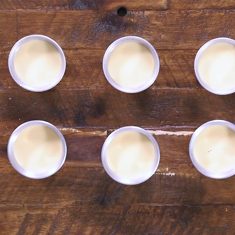 Bước 2 Đổ khuôn và hấp flan Bánh Trung Thu rau câu thanh long đỏ nhân flan