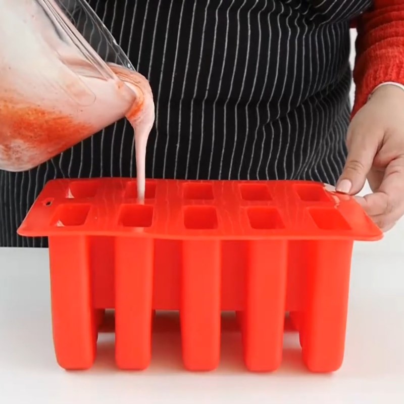 Bước 4 Đổ khuôn và làm đông Kem que dâu tây sữa