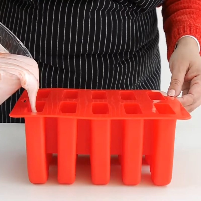 Bước 4 Đổ khuôn và làm đông Kem que dâu tây sữa