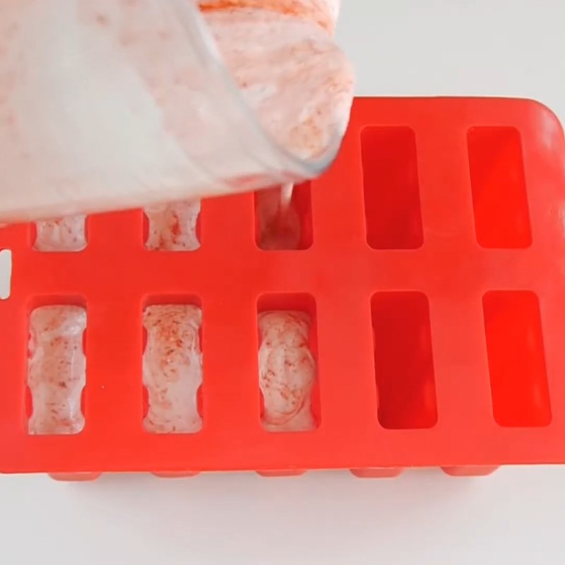 Bước 4 Đổ khuôn và làm đông Kem que dâu tây sữa