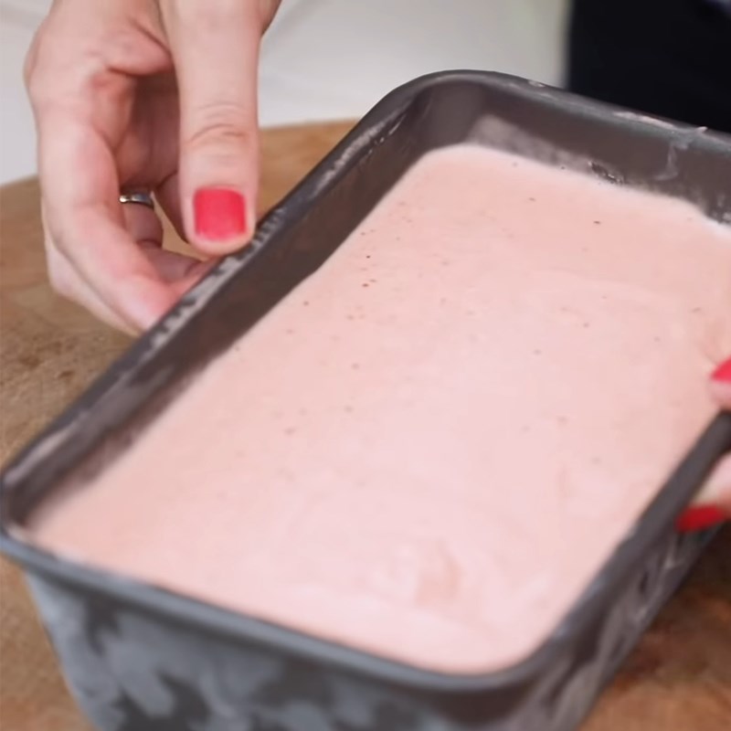 Bước 6 Đổ khuôn và hoàn thành Kem Ý gelato dâu tây