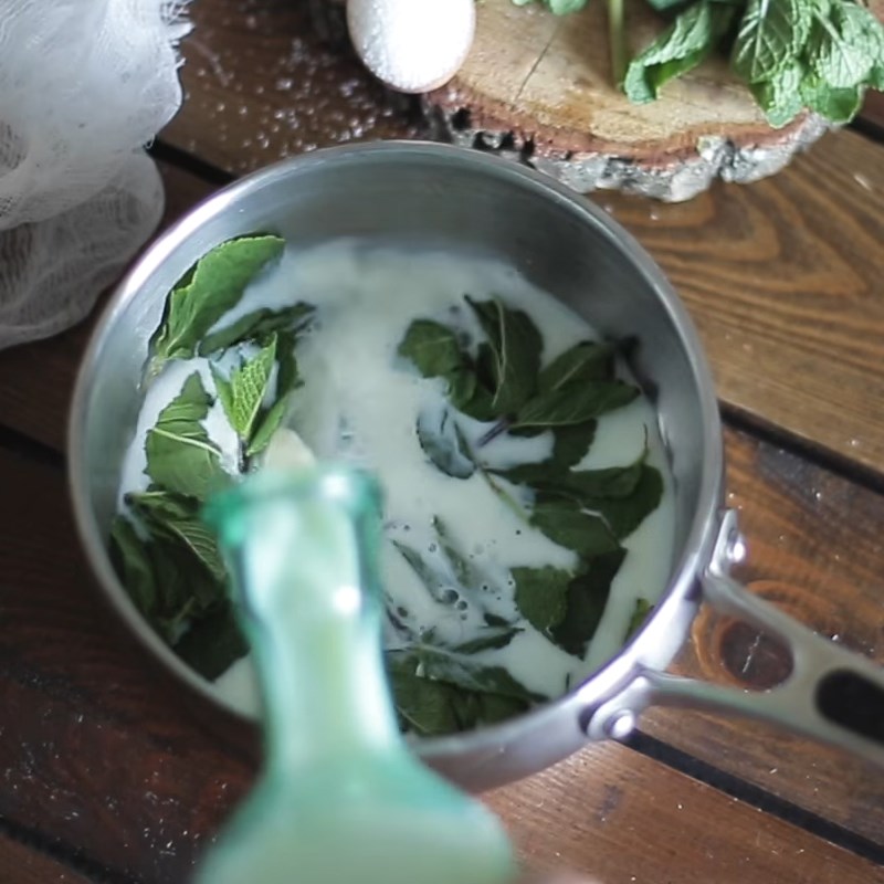 Bước 2 Đun sữa với bạc hà Sữa bạc hà