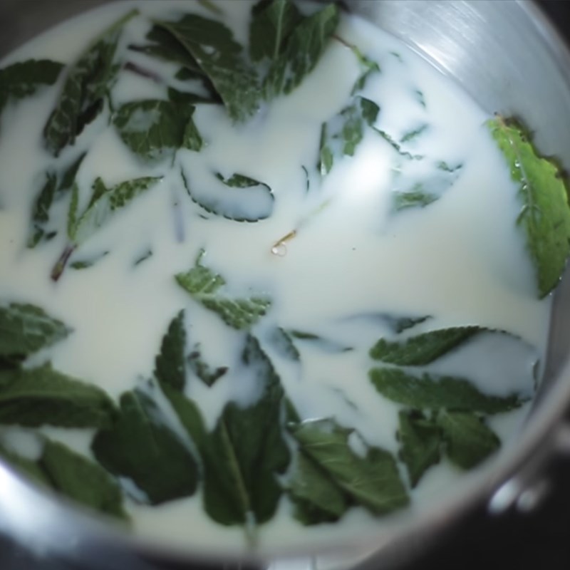 Bước 2 Đun sữa với bạc hà Sữa bạc hà