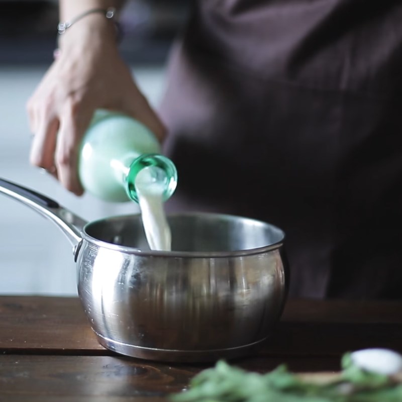 Bước 2 Đun sữa với bạc hà Sữa bạc hà