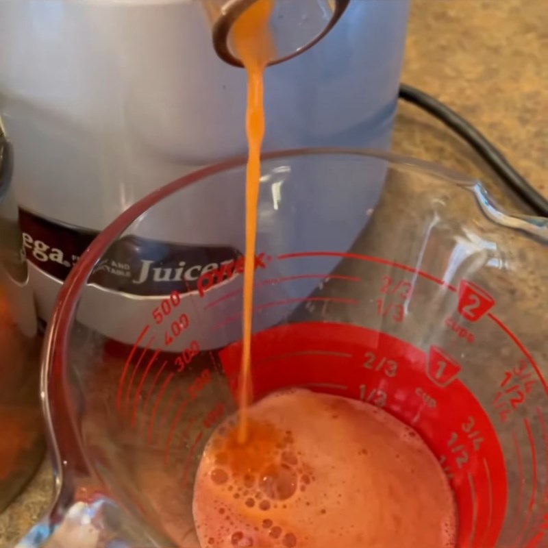 Bước 2 Ép nước cải cầu vồng cà rốt dâu táo Nước ép cải cầu vồng cà rốt dâu táo