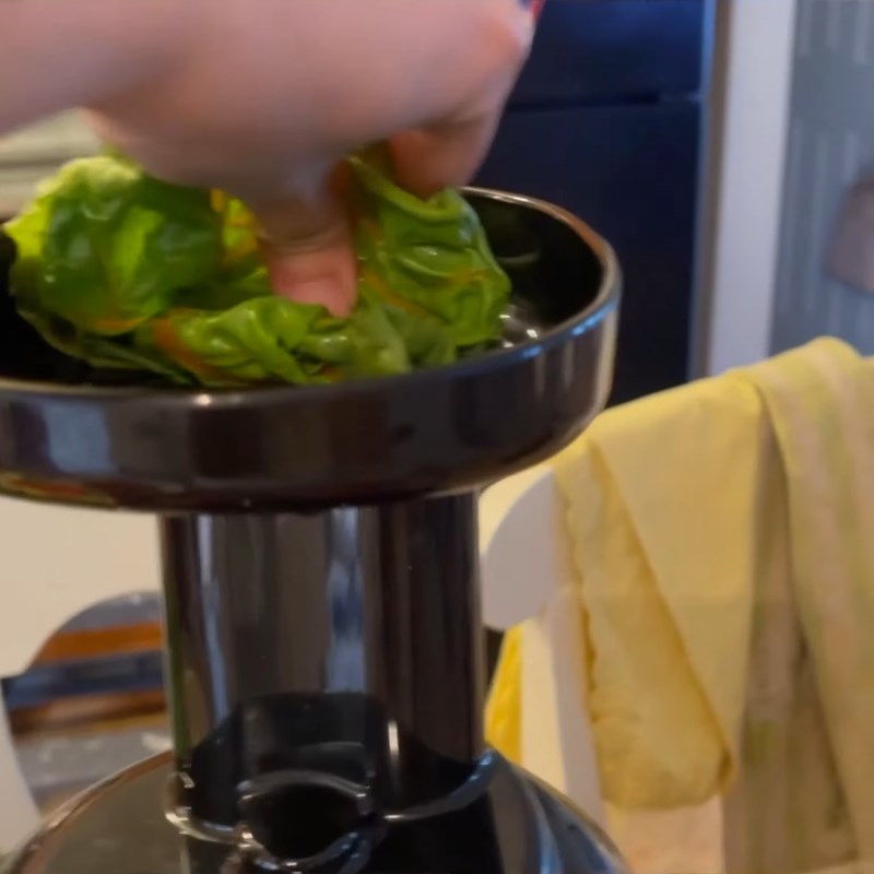 Bước 2 Ép nước cải cầu vồng cà rốt dâu táo Nước ép cải cầu vồng cà rốt dâu táo