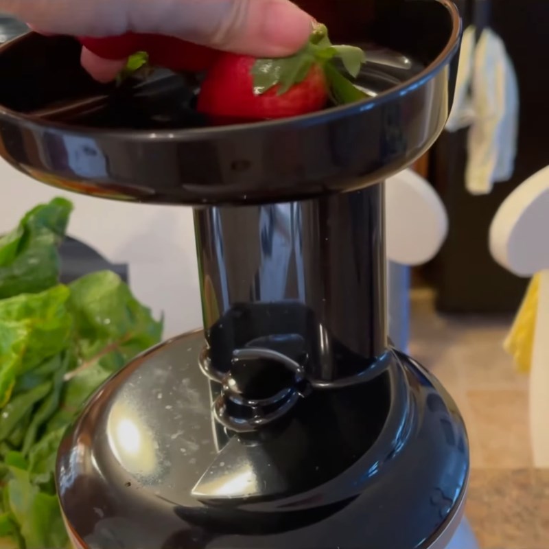 Bước 2 Ép nước cải cầu vồng cà rốt dâu táo Nước ép cải cầu vồng cà rốt dâu táo