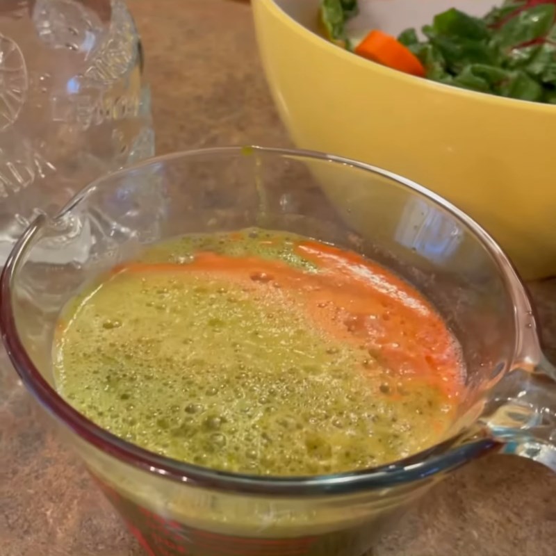 Bước 2 Ép nước cải cầu vồng cà rốt dâu táo Nước ép cải cầu vồng cà rốt dâu táo