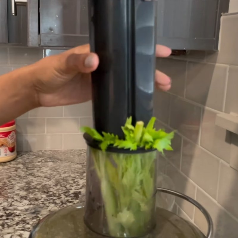 Bước 2 Ép nước cải cầu vồng cần tây táo Nước ép cải cầu vồng cần tây thơm táo