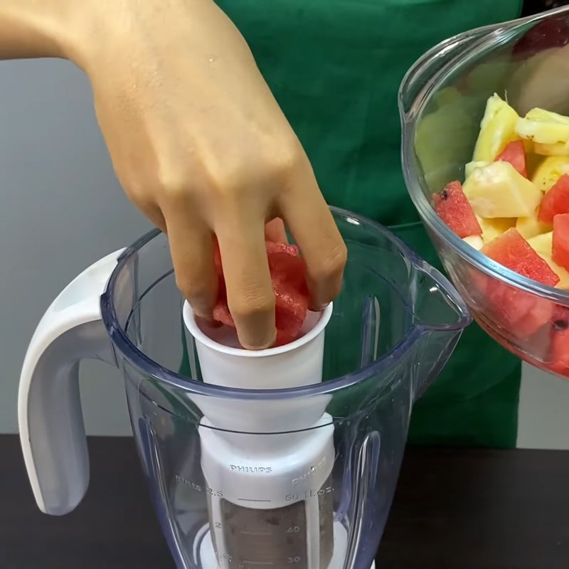 Bước 2 Ép nước dưa hấu thơm Nước ép dưa hấu dứa