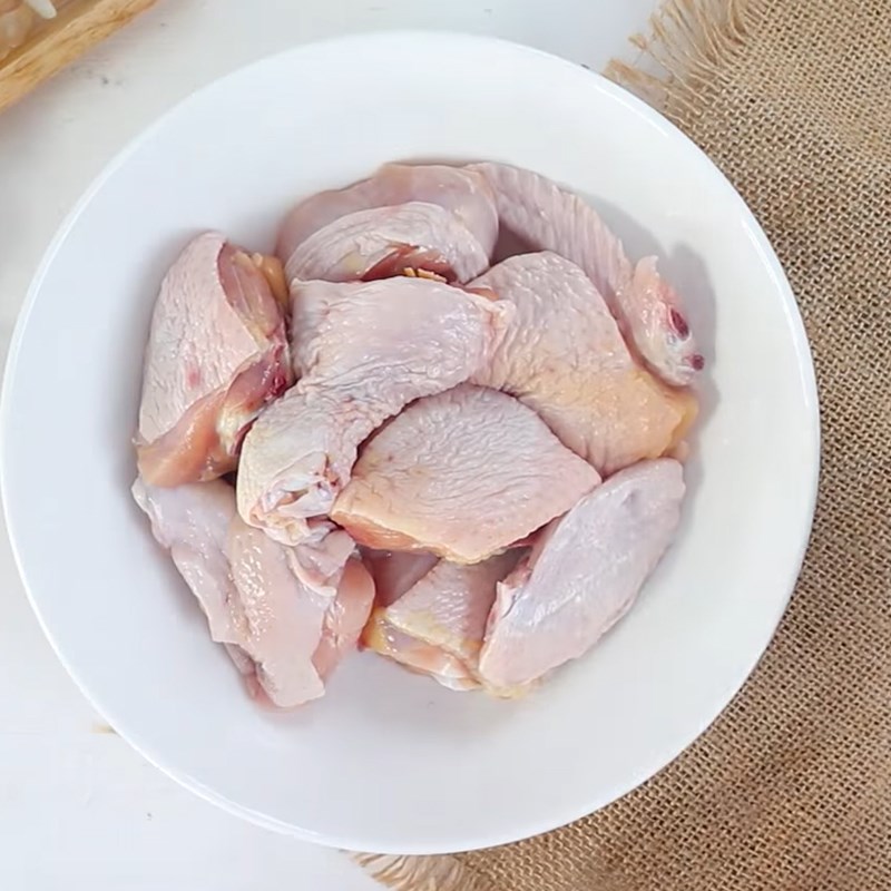 Thịt gà bạn đem đi rửa sạch rồi cắt thành từng miếng vừa ăn