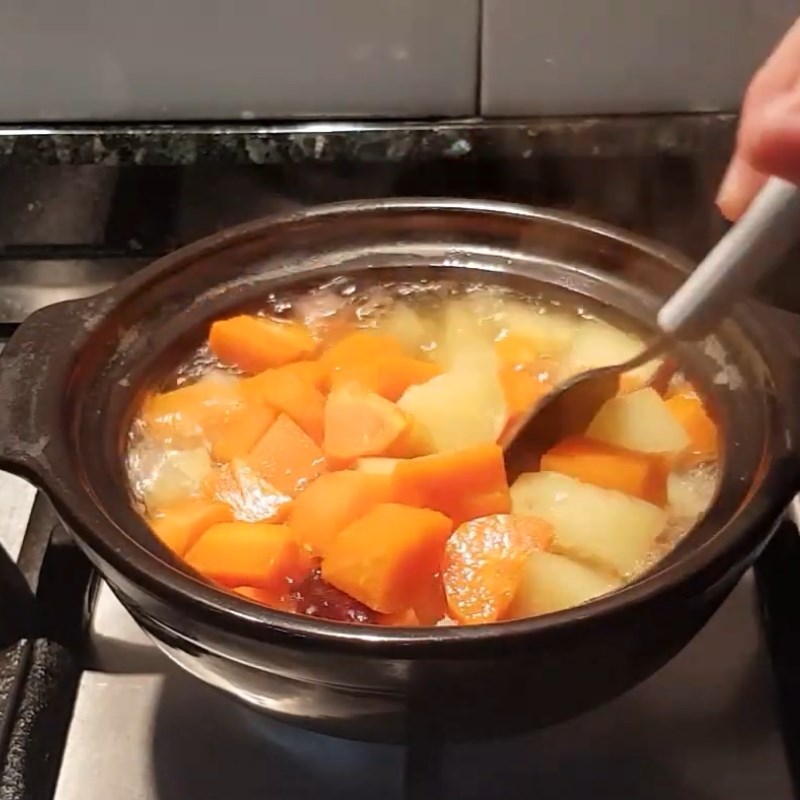 Bước 2 Hầm khoai tây, cà rốt với tôm khô Súp khoai tây cà rốt