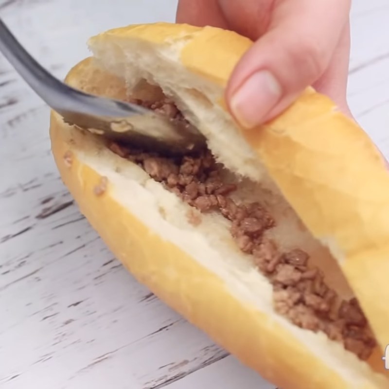 Bước 2 Hoàn thành bánh mì Bánh mì bò băm phô mai