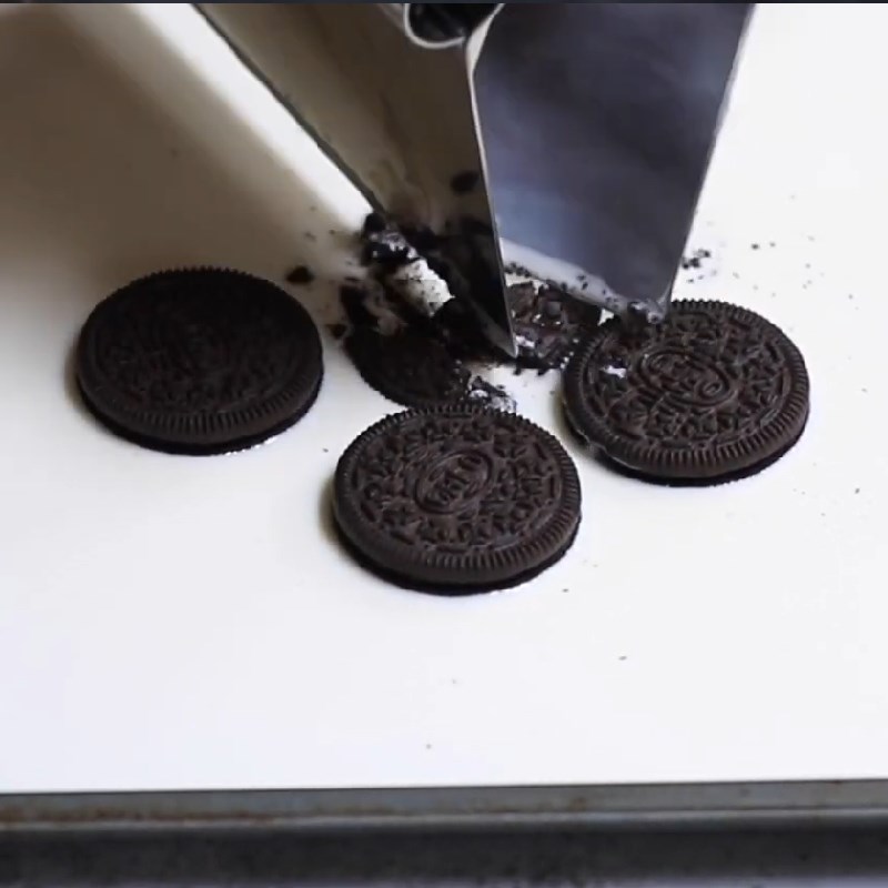 Bước 2 Nghiền oreo Kem cuộn oreo