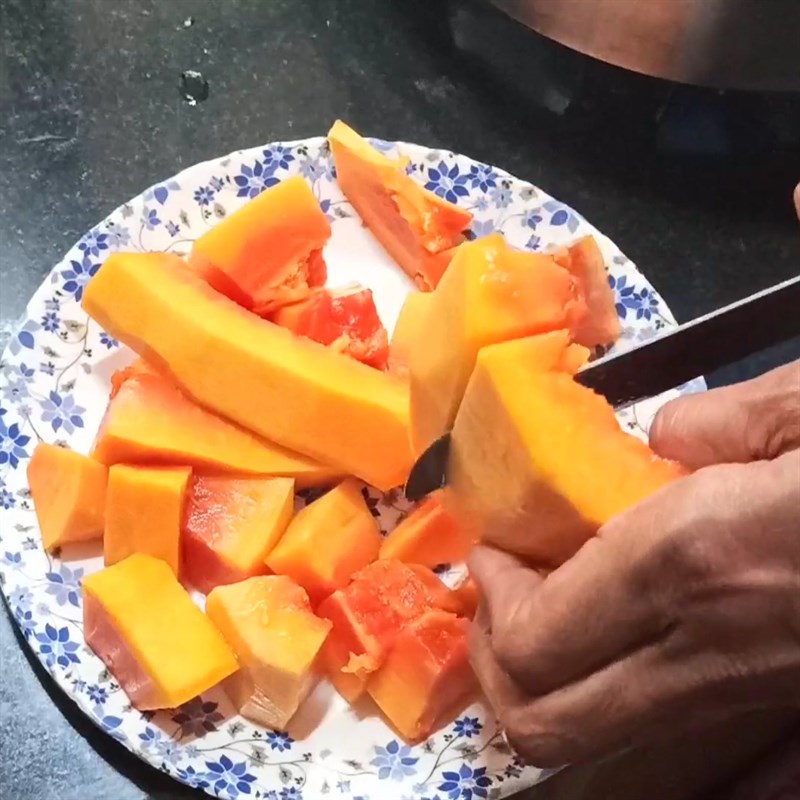 Bước 1 Sơ chế và xay nhuyễn đu đủ Kem đu đủ