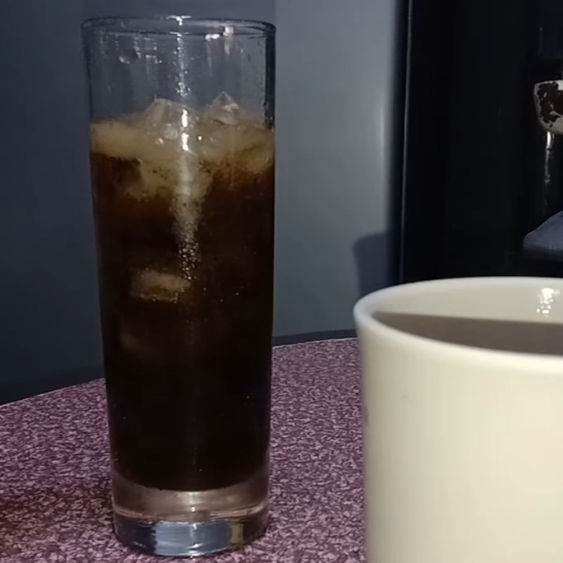 Bước 2 Khuấy milo với coca cola Milo pha với coca cola