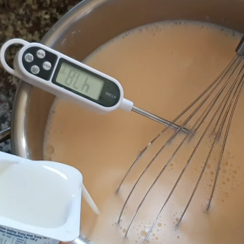 Bước 2 Khuấy sữa chua cái Sữa chua phô mai vàng