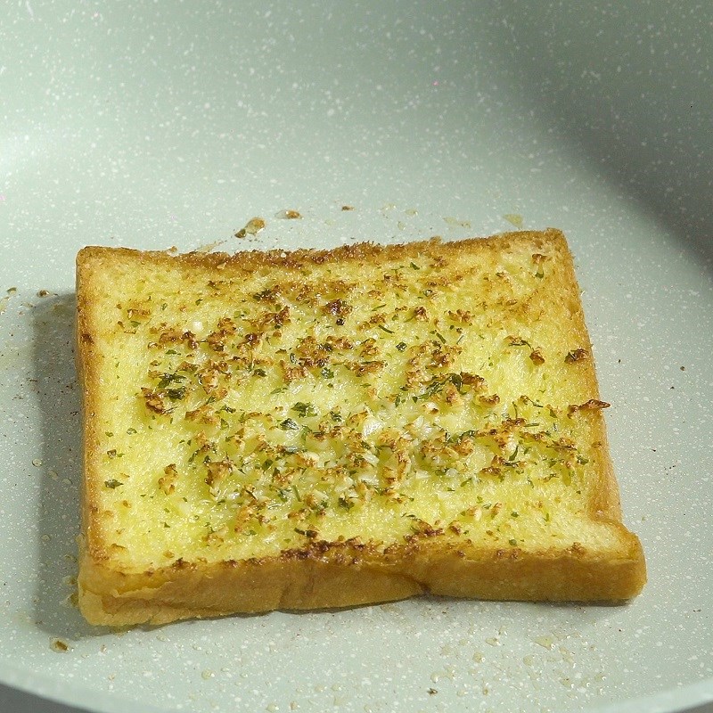 Bước 4 Làm bánh mì bơ tỏi Sốt phô mai tan chảy và món ăn kèm