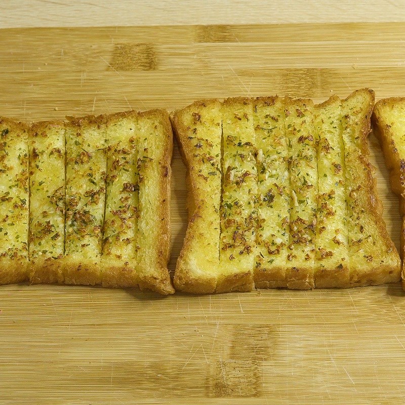 Bước 4 Làm bánh mì bơ tỏi Sốt phô mai tan chảy và món ăn kèm