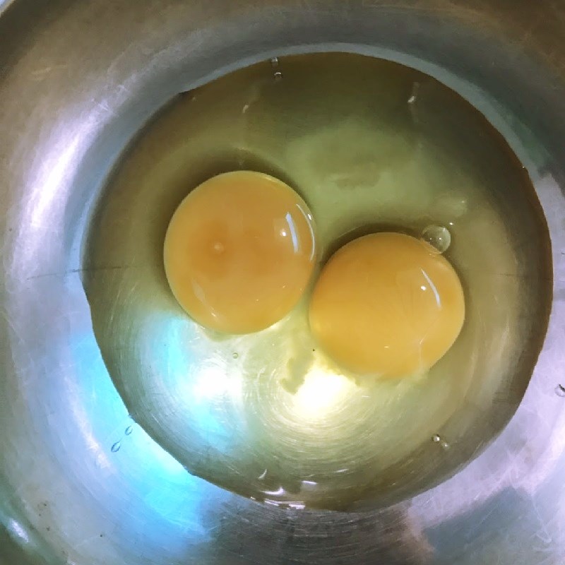 Bước 1 Làm hỗn hợp trứng Trứng cuộn xúc xích