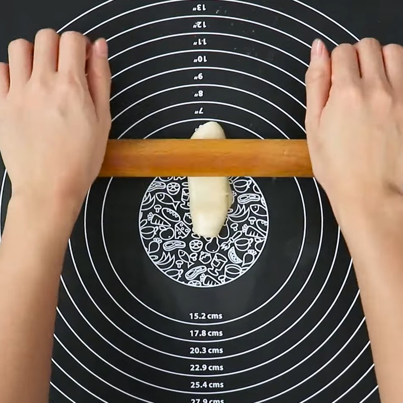 Bước 3 Lăn bột Bánh trứng muối ngàn lớp tan chảy