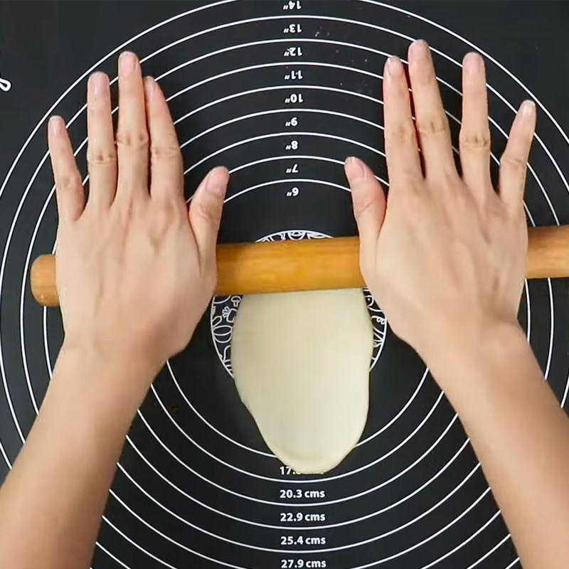 Bước 3 Lăn bột Bánh trứng muối ngàn lớp tan chảy