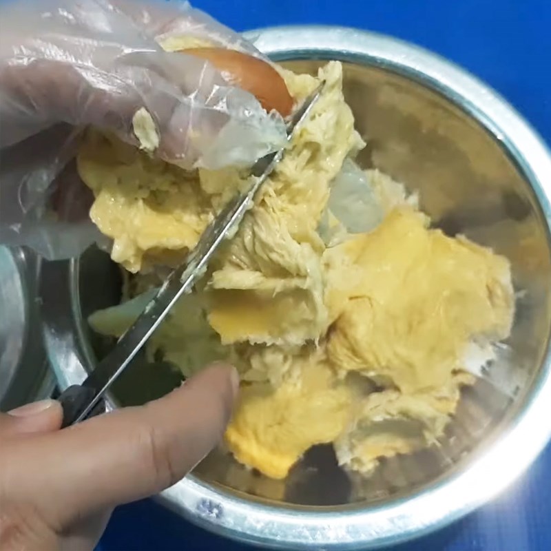 Bước 1 Lọc thịt bơ và sầu riêng Kem bơ sầu riêng
