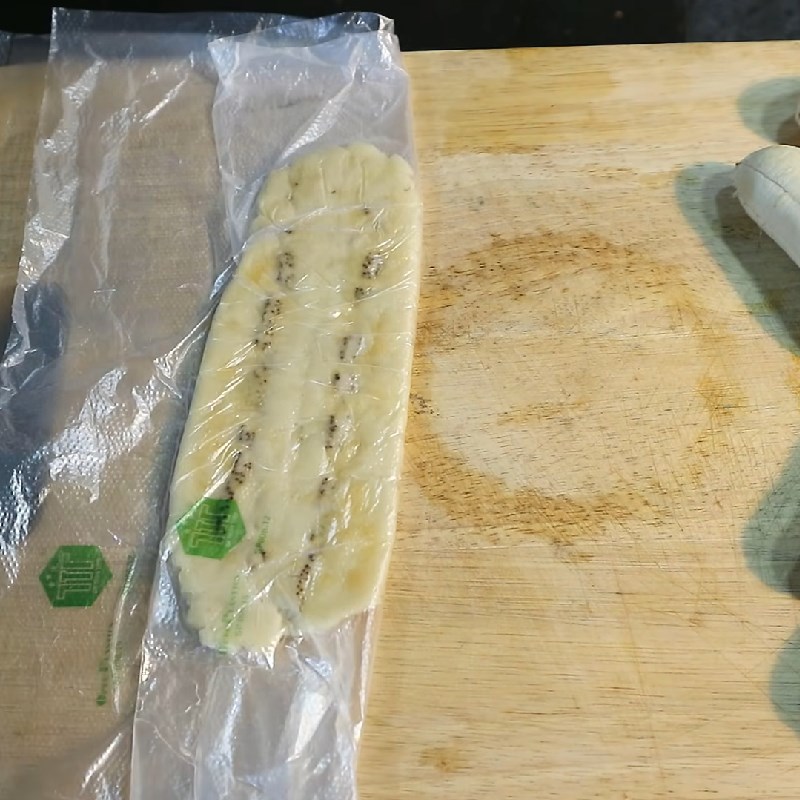 Bước 2 Lột vỏ và cán dẹt chuối Bánh chuối chiên bột mì không cần bột gạo