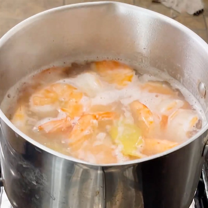 Bước 2 Luộc tai heo, tôm Gỏi bưởi tai heo