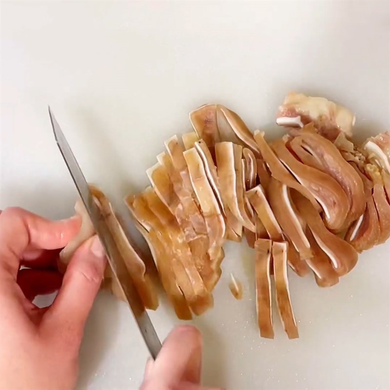 Bước 2 Luộc tai heo, tôm Gỏi bưởi tai heo