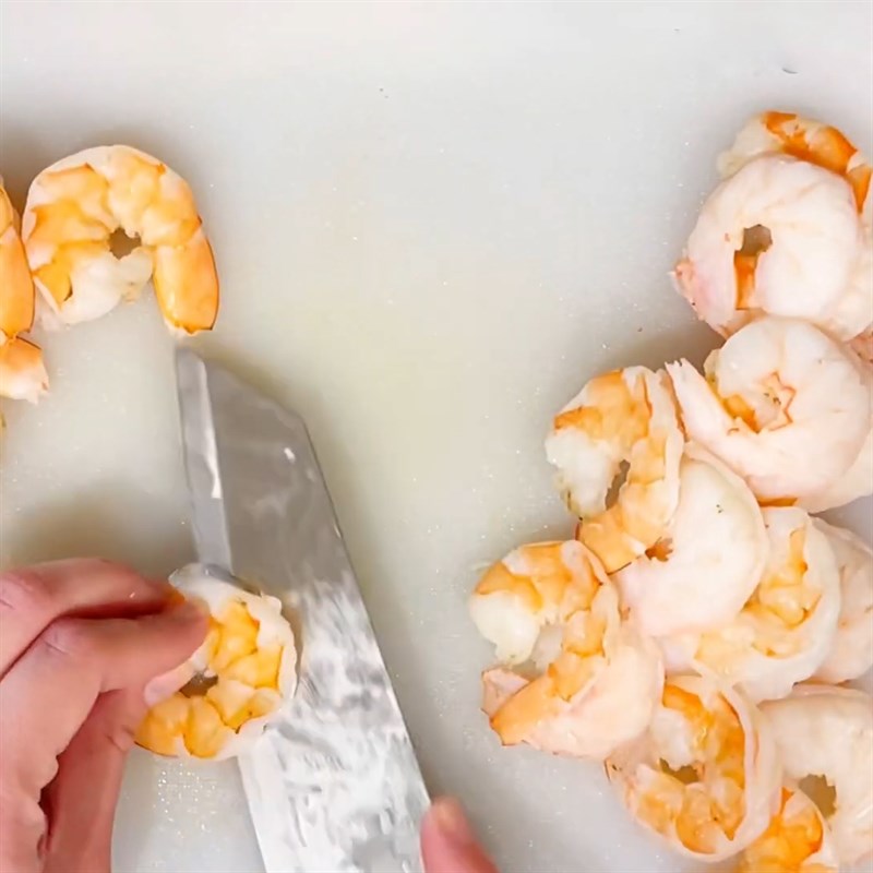 Bước 2 Luộc tai heo, tôm Gỏi bưởi tai heo