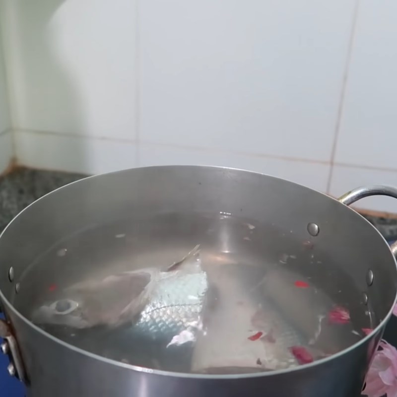 Bước 4 Nấu cá chua với lá giang Cá chua nấu lá giang