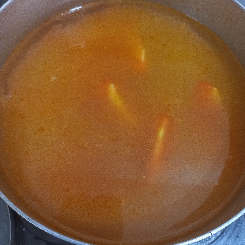 Bước 3 Nấu canh Canh cá bạc má dưa chua và cà chua
