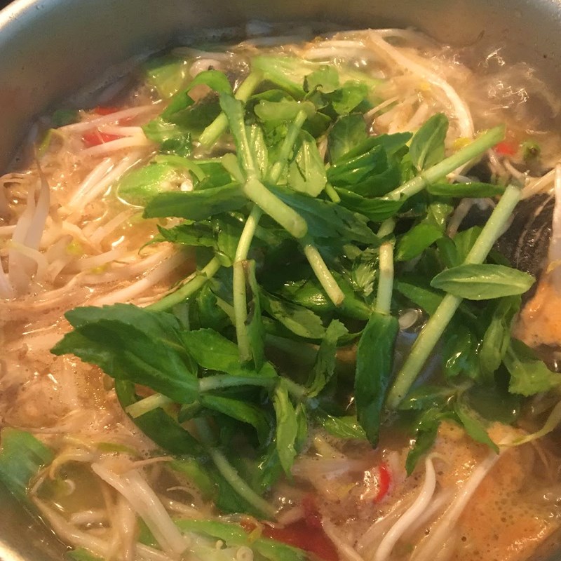 Bước 3 Nấu canh chua Đầu cá mú nấu canh chua