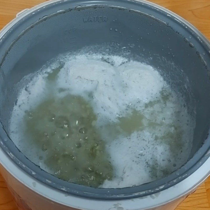 Bước 3 Nấu chè đậu xanh Chè đậu xanh đường thốt nốt bằng nồi cơm điện